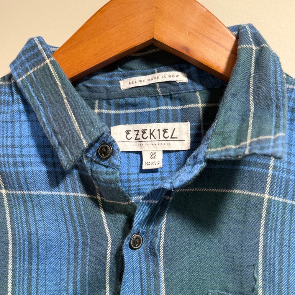 Ezekiel‎ Men's Navy and Teal Plaid Short Sleeve Shirt Size S - Picture 2 of 8
